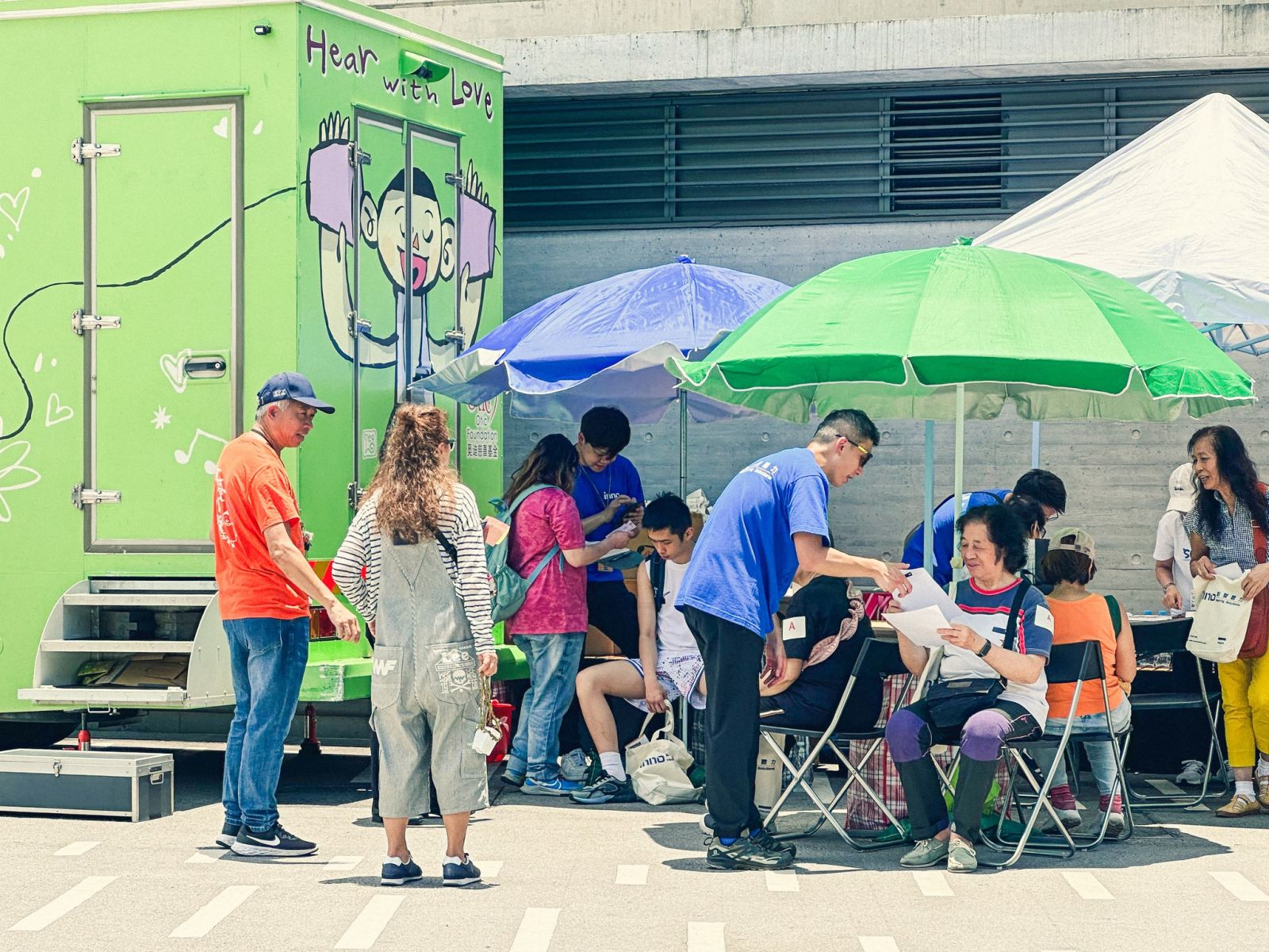 “照亮人生-请多关照”-创声听力现场验耳服务